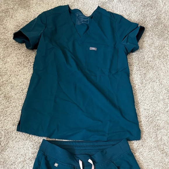 FIGS Caribbean scrubs set - Picture 4 of 9